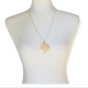 NWOT Women's Goldtone Leaf Necklace